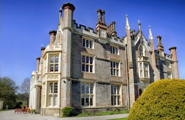 Ulverston, Cumbria yakınındaki Conishead tarikat.