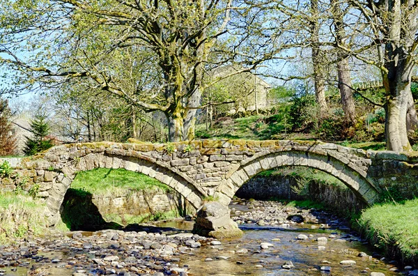 Puente packhorse del siglo XIII en Wycoller, Lancashire . — Foto de Stock