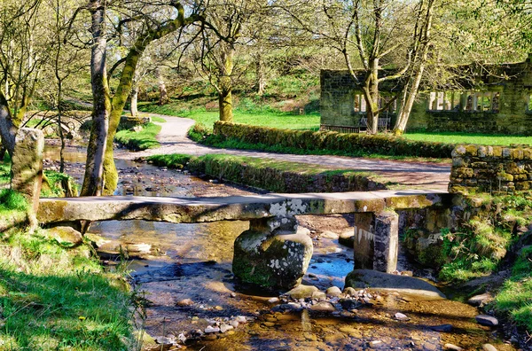 Clapper bridge in the village of Wycoller. — Stock Photo, Image