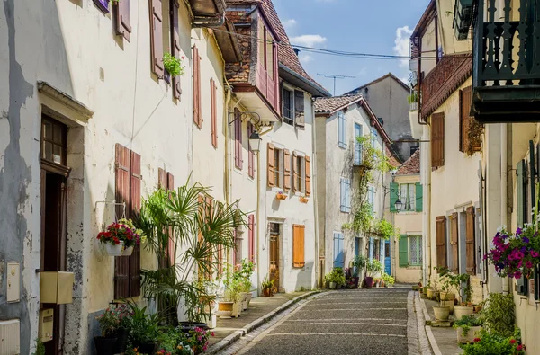 Rua típica francesa em Salies-de-Bearn Imagens De Bancos De Imagens Sem Royalties