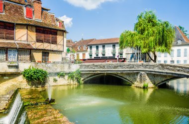 Salies-de-Bearn eski bir ev ve bir köprü ile.