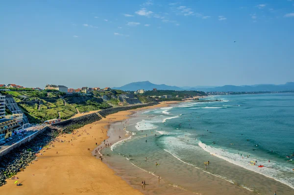 Biarritz Beach'te sörf.