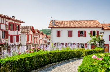 Geleneksel Bask evleri La Bastide-Clairence.