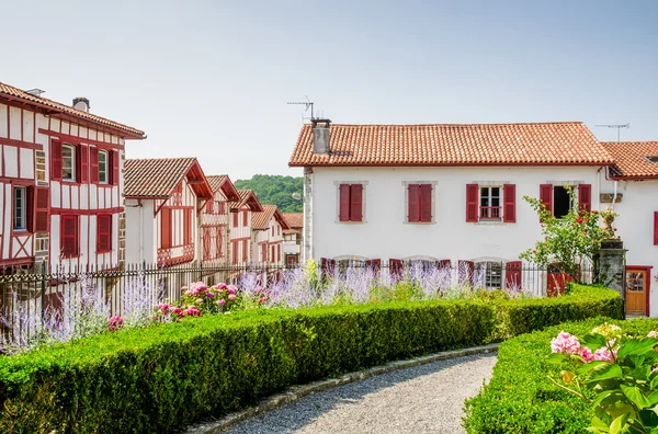 Casas bascas tradicionais em La Bastide-Clairence . — Fotografia de Stock