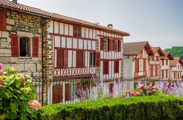 Fila de casas típicas bascas em La Bastide-Clairence — Fotografia de Stock