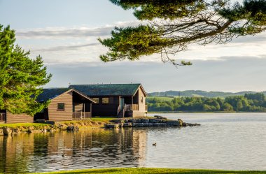 Tatil lodges bir göl