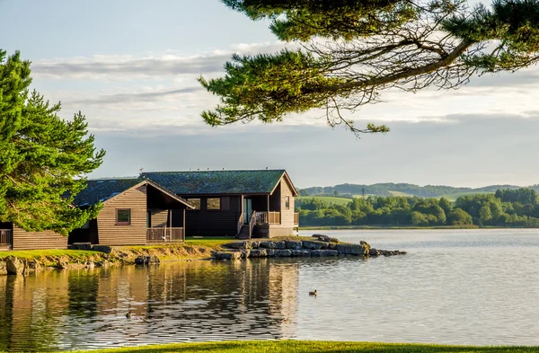 Holiday lodges by a lake — Stock Photo, Image