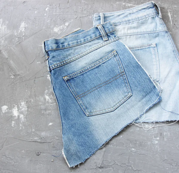 Jeans Azules Sobre Fondo Gris Fotos de stock libres de derechos