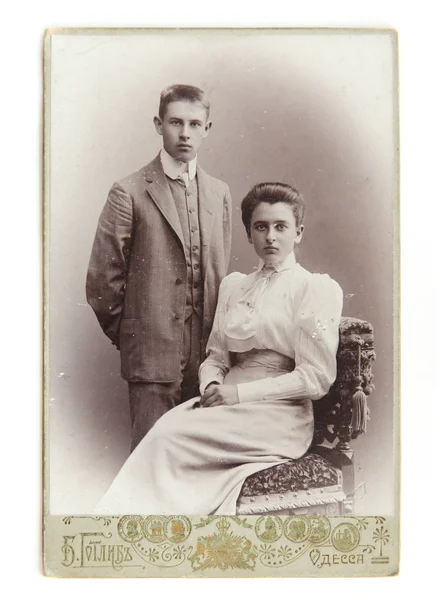 Ancienne photo de jeune homme et jeune femme — Photo