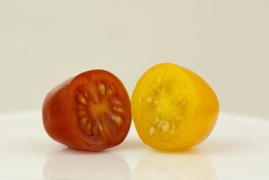 Küçük kırmızı ve sarı domates