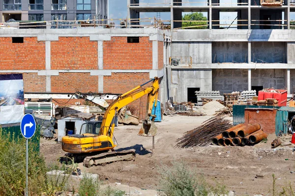 Escavatore Pesante Cingolato Costruzione Cantiere Durante Costruzione Edificio Residenziale Una — Foto Stock