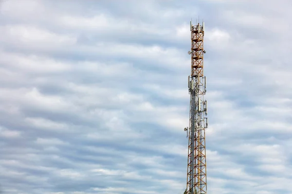 Högt Telekommunikationstorn Och Cellulär Kommunikation Med Antenner Mot Blå Molnig — Stockfoto
