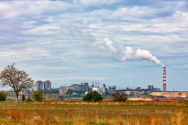 Ufukta Dumanı Tüten Bir Bacası Olan Çimento Fabrikası Tarımın Ortasında — Stok fotoğraf