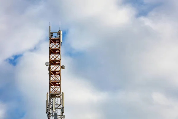 Wieża Telekomunikacyjna Łączności Komórkowej Antenami Tle Niebieskiego Zachmurzonego Nieba — Zdjęcie stockowe