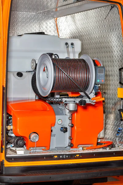 Kfz-Mechaniker tragen schützende Arbeitshandschuhe hält einen verschmutzter  Luftfilter über einem Automotor. Verbrennungsmotor Motor Luftfilter  Stockfotografie - Alamy