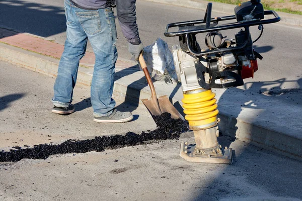 Asphalte Froid Est Utilisé Par Les Travailleurs Route Pour Réparer — Photo