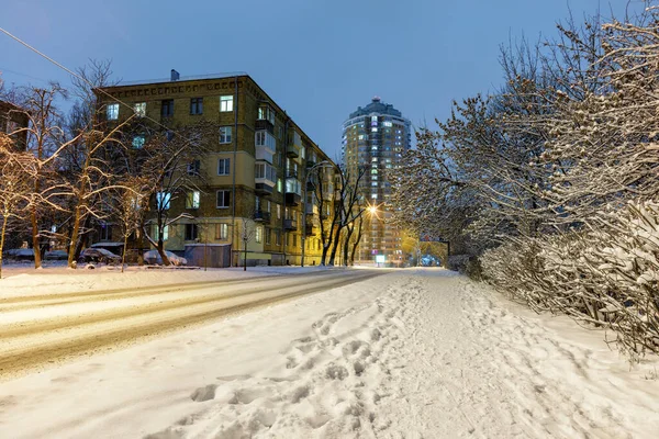 Paesaggio Urbano Invernale Con Una Strada Innevata Lungo Una Strada — Foto Stock