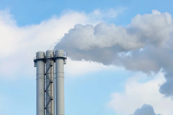 Komin Tle Czystego Nieba Koncepcja Ratowania Atmosfery Środowiska Przed Zanieczyszczeniami — Zdjęcie stockowe