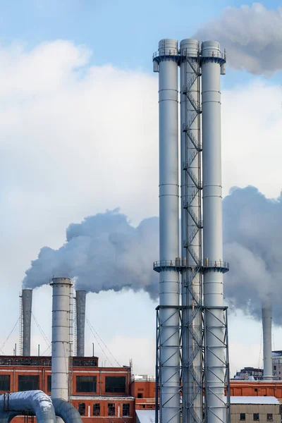 발전소에서 흡연하는 굴뚝들이 계절에는 하늘을 배경으로 이미지 — 스톡 사진
