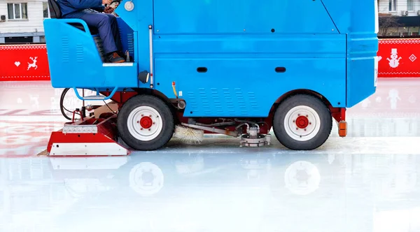 Stadium Worker Cleans Ice Rink Blue Modern Ice Cleaning Machine — Stock Photo, Image