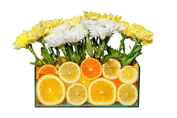 Ein Strauß Weißer Und Gelber Chrysanthemen Einem Transparenten Glasaquarium Mit — Stockfoto