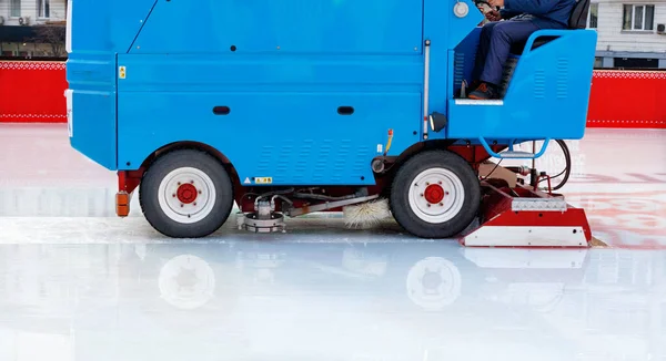 Stadium Worker Cleans Ice Rink Blue Special Modern Ice Cleaning — Stock Photo, Image