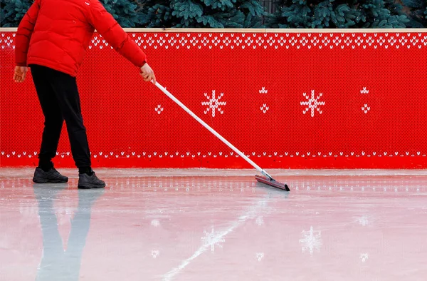 Trabajador Del Estadio Hielo Rodeado Por Una Cerca Roja Con — Foto de Stock