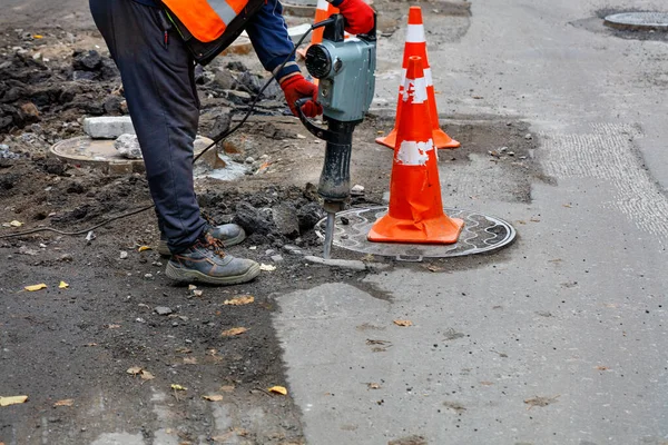 Travailleur Route Dans Gilet Orange Réfléchissant Fracasse Asphalte Avec Marteau — Photo