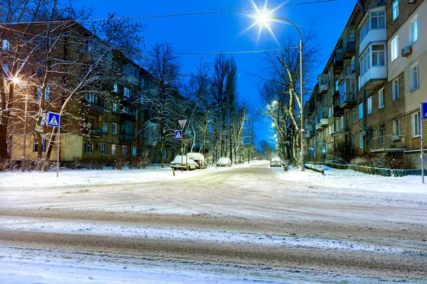 Winter Cityscape Snow Covered Intersection City Street Residential Buildings Trees — Foto Stock