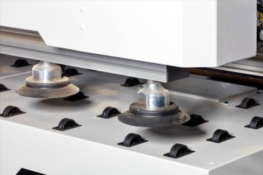 Modern ahşap işleme makinesinin paten mekanizması ve sincap besleme hattındaki plastik pnömatik vakum bardakları. Yakın plan, kopyalama alanı.