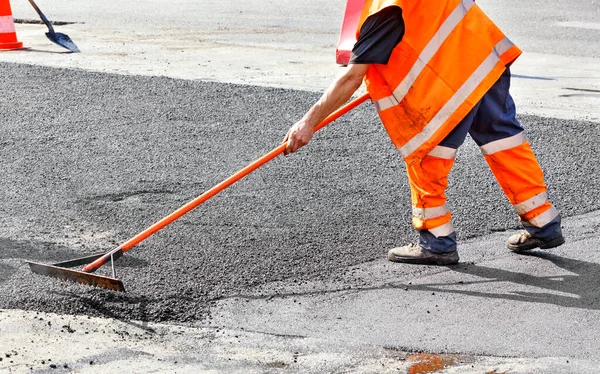 Trabajador Carretera Mono Naranja Brillante Renueva Tramo Carretera Con Asfalto — Foto de Stock