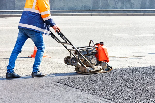 Trabajador Del Servicio Carreteras Repara Tramo Carretera Día Soleado Compactando — Foto de Stock