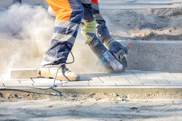 Constructor Corta Losas Pavimentación Con Una Amoladora Eléctrica Disco Corte —  Fotos de Stock