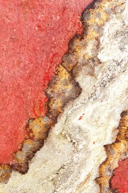 Kahverengi, bej çizgileri ve çatlakları olan alışılmadık kırmızı granit dokusu. Dikey resim, boşluğu kopyala.