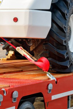 Endüstriyel ağır vasıtanın bir taşıma platformuna bağlanması. Dikey resim, boşluğu kopyala.