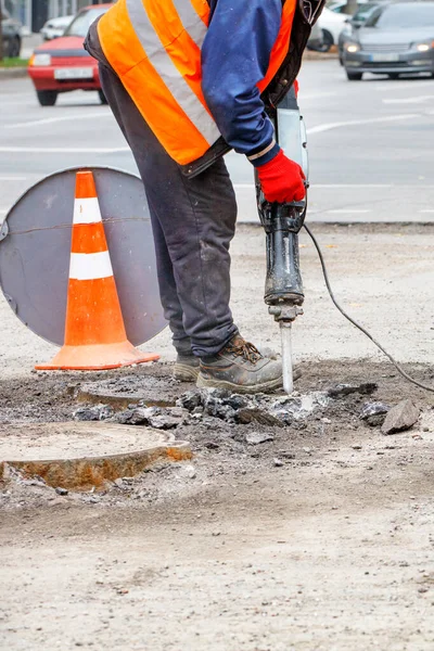 Trabajador Carretera Con Ropa Reflectante Trabaja Con Martillo Neumático Calzada — Foto de Stock