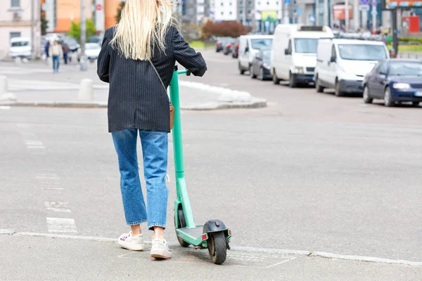 Uma Jovem Jeans Azul Fica Calçada Segurando Uma Scooter Elétrica — Fotografia de Stock