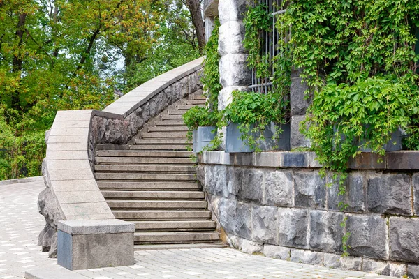 Uma Escadaria Pedra Com Passos Maciços Sobe Torno Antiga Parede — Fotografia de Stock