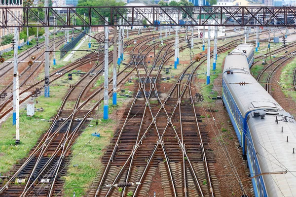 Обширная Многоканальная Железнодорожная Сеть Поездов Весной Синие Вагоны Отходящего Поезда — стоковое фото