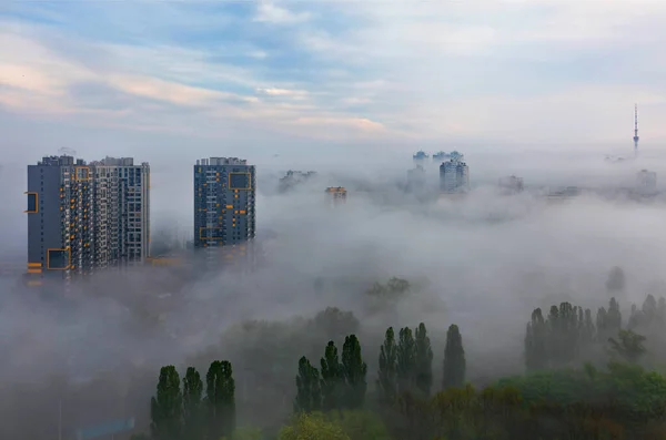 Une Matinée Brumeuse Enveloppait Ville Endormie Kiev Des Immeubles Résidentiels — Photo