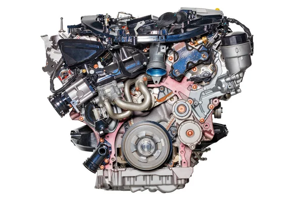 Modern bir arabanın içten yanmalı motoru. Görüntü beyaz arka planda izole edilmiş. İçten yanmalı motor. Otomotiv motoru. Otomatik parçalar.