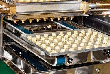 Krem bizet hazırlamak için bir gıda işleme tesisinde konveyör parçası. Boşluğu kopyala, yakın plan.