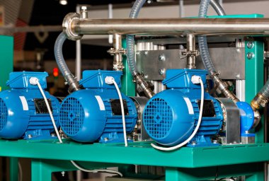 Fabrika ekipmanları, mavi kaplamalı elektrikli motorlar güçlü hava akımı yaratmak için üretim hattında..