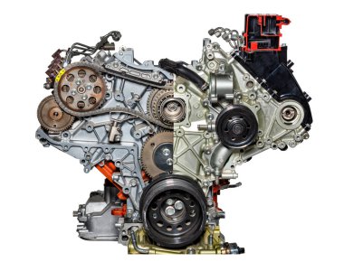 Modern bir arabanın içten yanmalı motorunun kısmi parçası. Beyaz arka planda izole edilmiş. Otomotiv motoru. Otomatik parçalar.