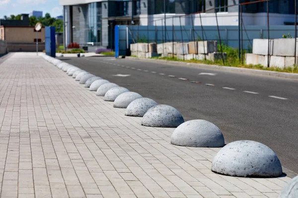 Gli Emisferi Calcestruzzo Separano Carreggiata Passerella Pedonale Sulla Strada Condominio — Foto Stock