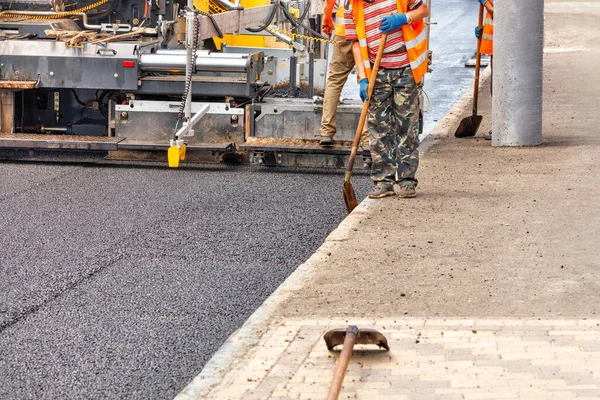 Una Pavimentadora Industrial Está Colocando Una Capa Nuevo Asfalto Caliente — Foto de Stock