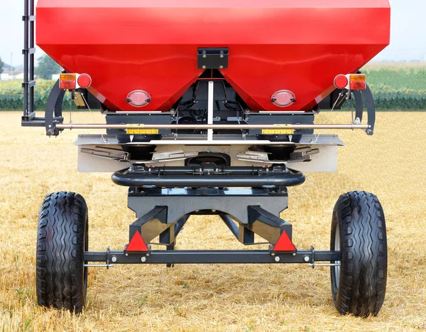 Red Fertilizer Spreader Form Drawbar Stands Background Field Yellow Straw — 图库照片