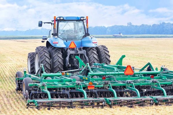 Zemědělský Traktor Hákem Brázdou Stojí Letním Dni Pozadí Sklizeného Pšeničného — Stock fotografie