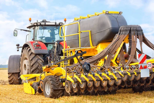 Das Setzen Der Sämaschine Als Gezogene Einheit Auf Dem Traktor — Stockfoto