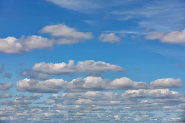 Nuvens Brancas Fofas Flutuam Pelo Céu Azul Fileiras Pares Durante — Fotografia de Stock